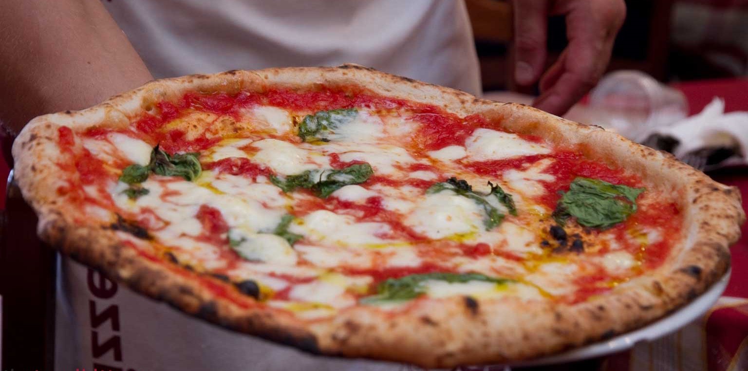Classica pizza margherita napoletana