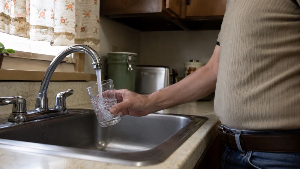 Bicchiere d'acqua dal rubinetto