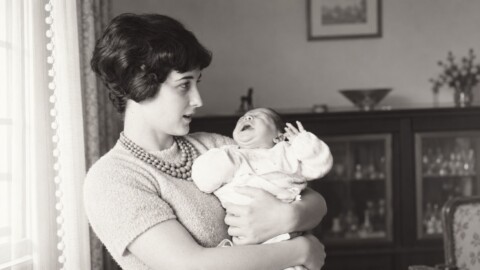 Mamma che mi tiene in braccio