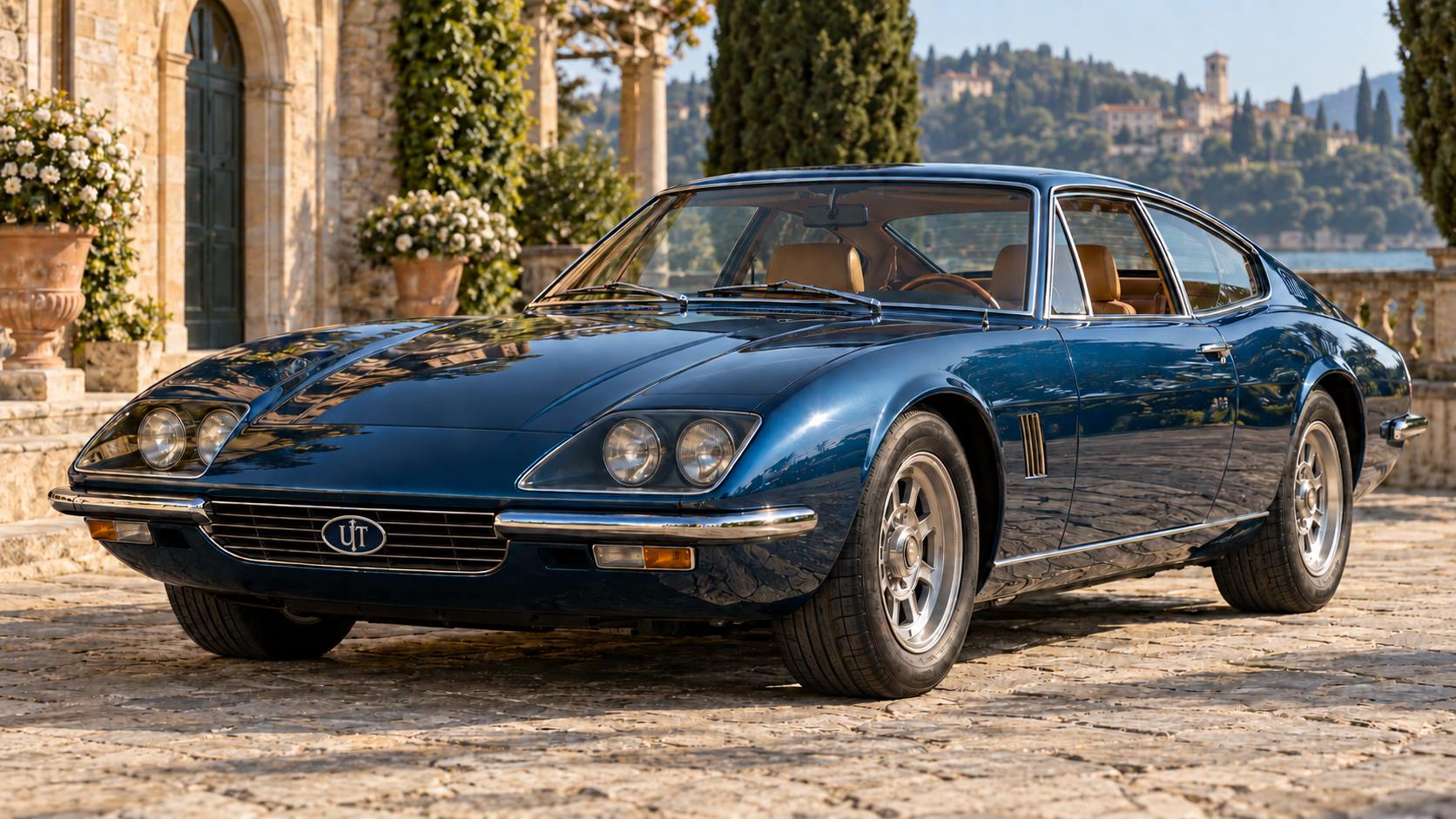 Coupé immaginaria in stile anni Ottanta, blu petrolio, con stemma UIT sulla griglia